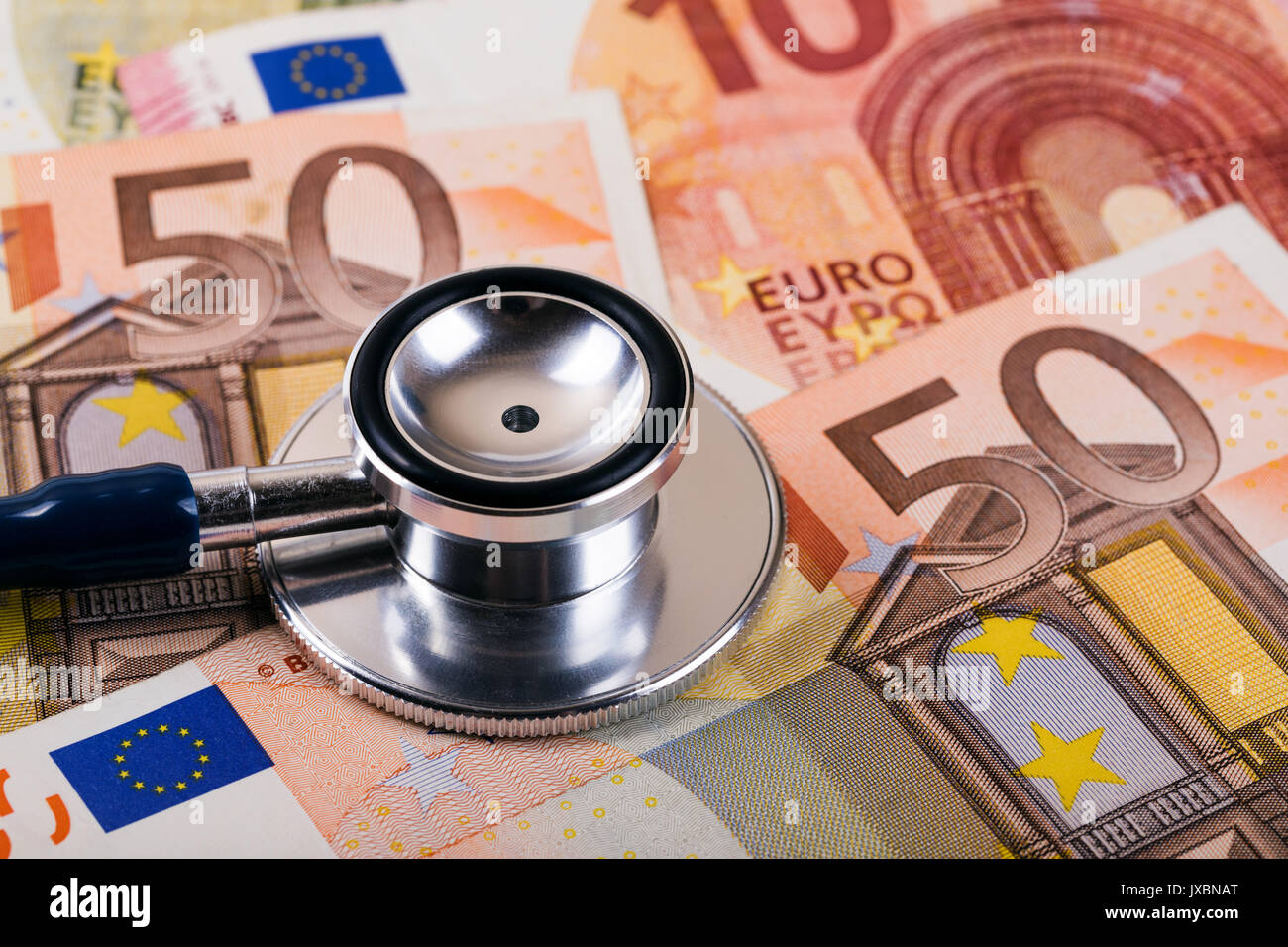 Costi di assistenza sanitaria e assicurazione concetto. uno stetoscopio sul denaro euro Foto Stock