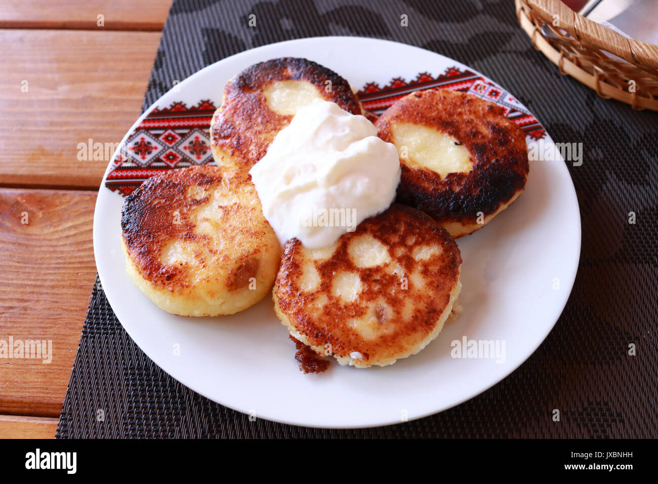 Syrniki - Cottage cheese pancakes, frittelle di formaggio - tradizionale ucraino e cucina Russa. Foto Stock
