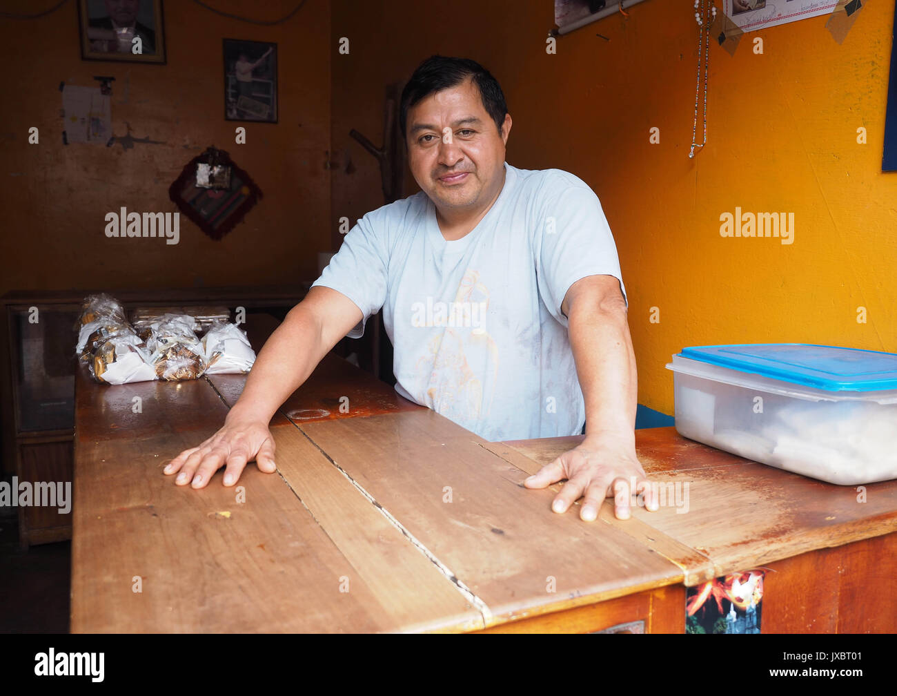 Luis Perez è un artigiano nella fabbricazione di Melcocha, una piccola dolcezza molto apprezzato in Ecuador. Foto Stock