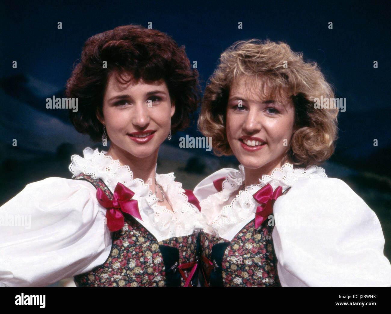 Singende Geschwister Alexandra und Anita Hofmann, Deutschland 1990er Jahre. Il tedesco duo canoro Alexandra e Anita Hofmann, Germania degli anni novanta. Foto Stock