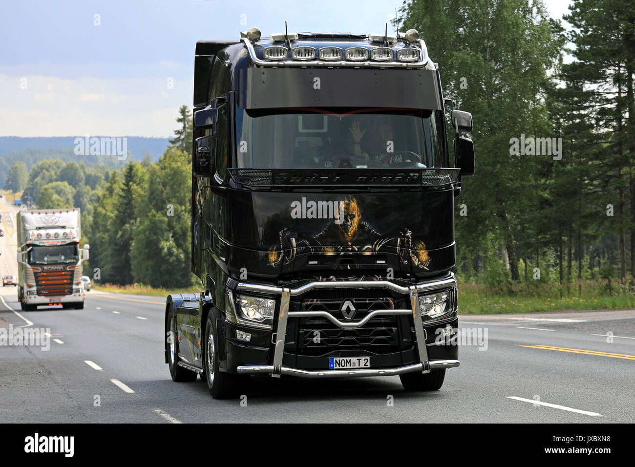 IKAALINEN, Finlandia - 10 agosto 2017: Renault Trucks T Ghostrider prende parte al convoglio di camion che per l'annuale evento di autotrasporti potenza Visualizza carrello 2017 in Foto Stock