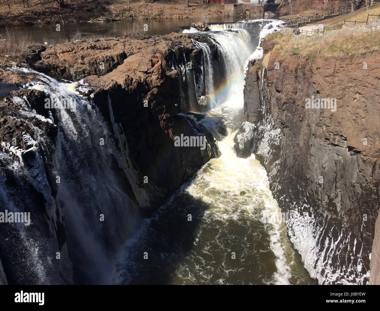 Il Majestic Grande cade a Paterson, New Jersey, Stati Uniti d'America in primavera con un arcobaleno Foto Stock
