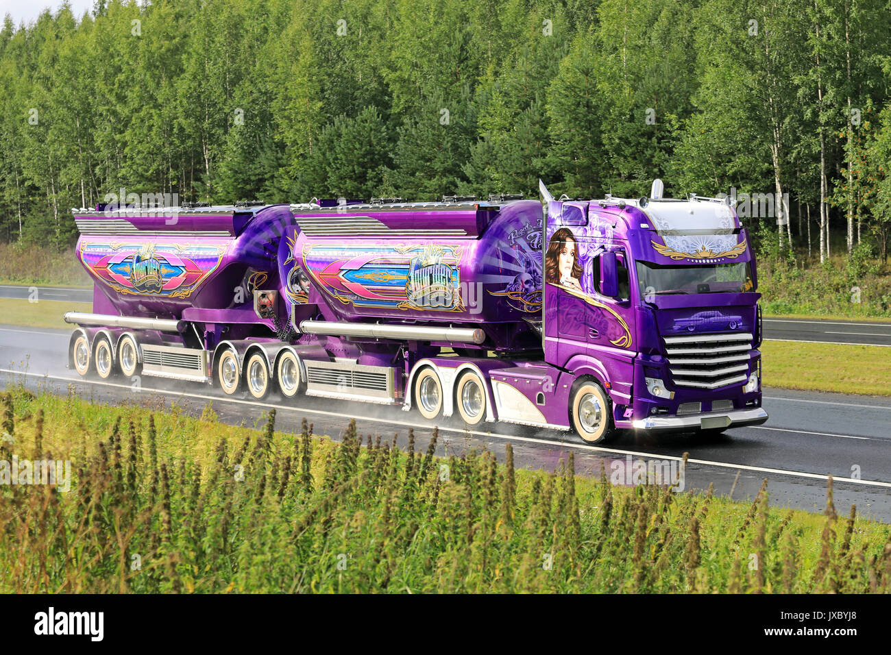 HATTULA, Finlandia - 13 agosto 2017: nuova Super truck Actros Mercedes-Benz Lowrider di Kuljetus Auvinen autotrasporti lungo la superstrada dopo il pluripremiato p Foto Stock