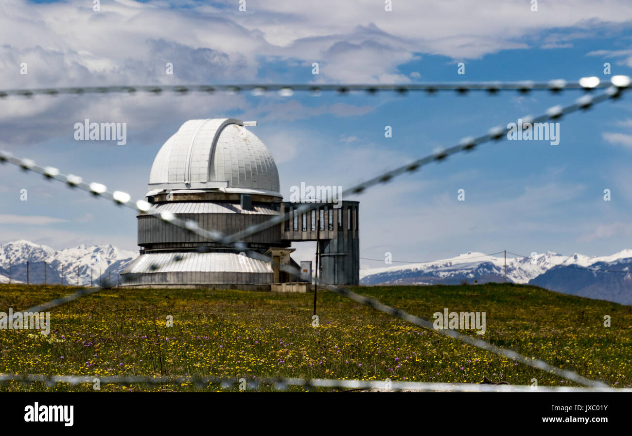 Osservatorio Assy-Turgen su tutto il campo, dietro al filo spinato recinzione Foto Stock