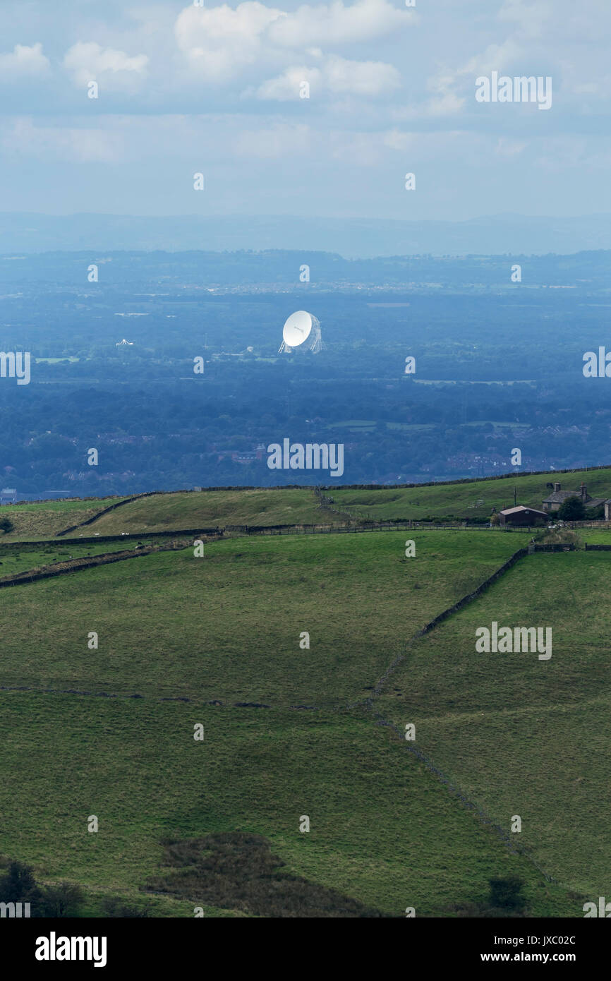Radio telescopio al Jodrell Bank visto dal Peak District attraverso Cheshire Plain Foto Stock