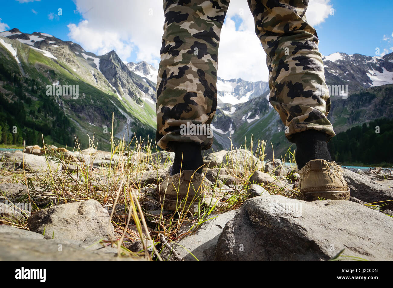 Gli escursionisti andare lungo il crinale. Tourist sullo sfondo del bellissimo scenario di montagna. La Siberia Altai Russia. Il concetto di escursionismo nel selvaggio. Foto Stock