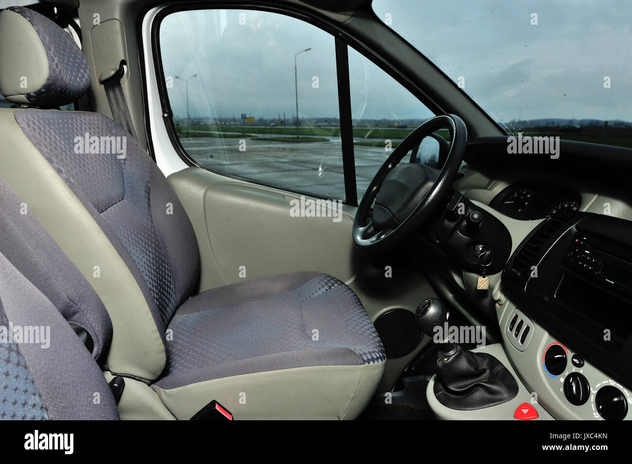 auto, bagagli, furgone, trasporto, aperto, viaggio, auto su strada, capiente, portiere, passeggeri, movimento, bianco, merchandising, stop, strada, motore diesel economico Foto Stock