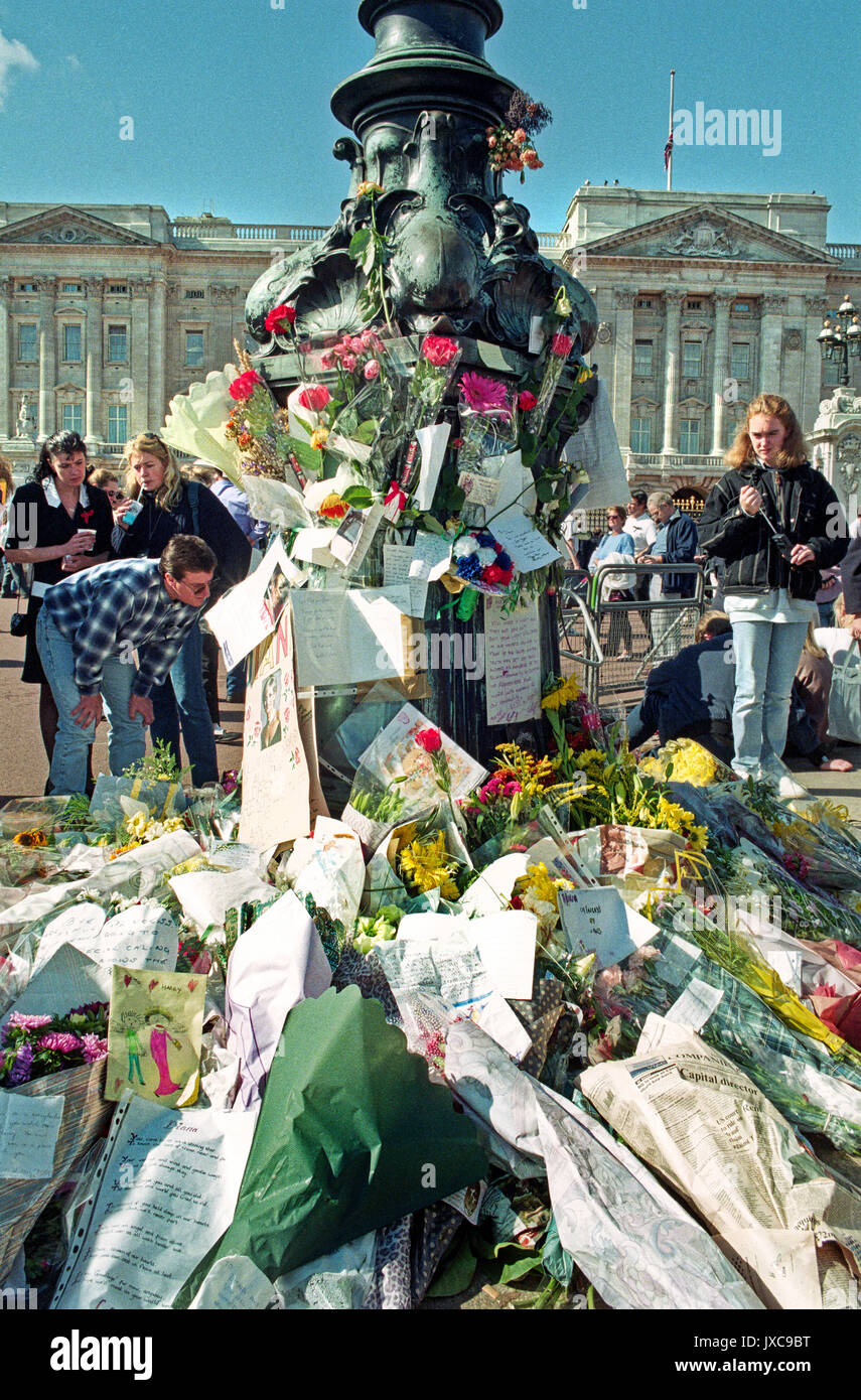 Il 31 agosto 1997, alle 4 del mattino ora locale, all'Pitiè-salpetriere Ospedale, Parigi. L'annuncio è stato il fatto che la più famosa della donna nel mondo aveva appena perso la vita in un tragico incidente auto in un tunnel parigino. La principessa Diana è la morte ha inviato il mondo in larga diffusione dolore. Persone in lutto grieve fuori Buckingham Palace il giorno del suo funerale. Foto Stock