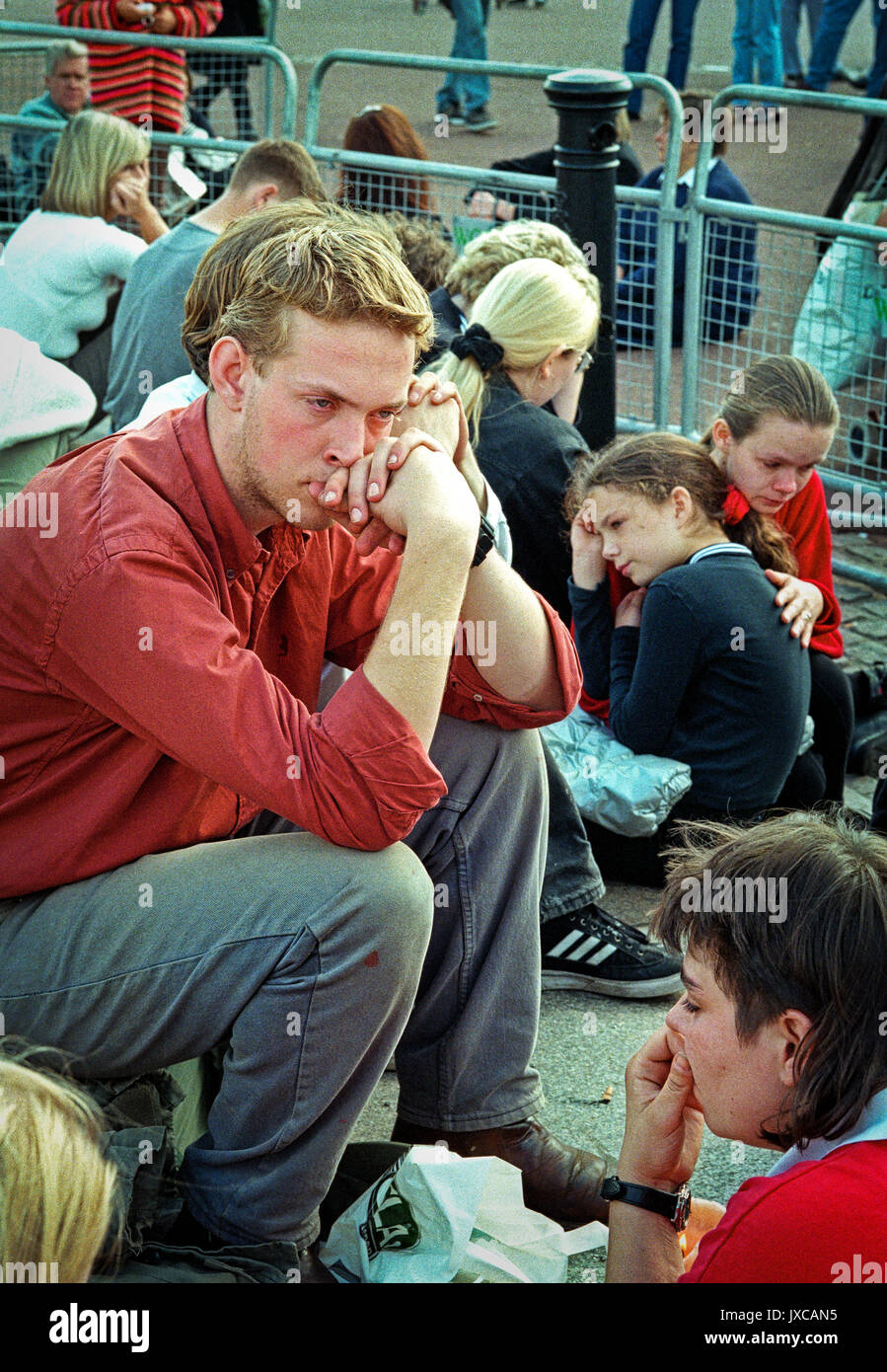 Il 31 agosto 1997, alle 4 del mattino ora locale, all'Pitiè-salpetriere Ospedale, Parigi. L'annuncio è stato il fatto che la più famosa della donna nel mondo aveva appena perso la vita in un tragico incidente auto in un tunnel parigino. La principessa Diana è la morte ha inviato il mondo in larga diffusione dolore. Persone in lutto grieve fuori Buckingham Palace il giorno del suo funerale. Foto Stock