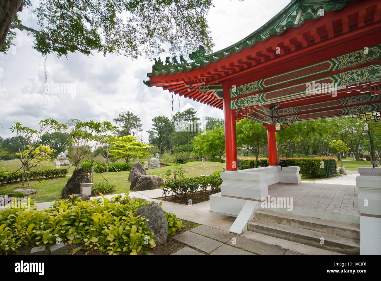 Un padiglione di colore rosso nel giardino Cinese, Singapore Foto Stock