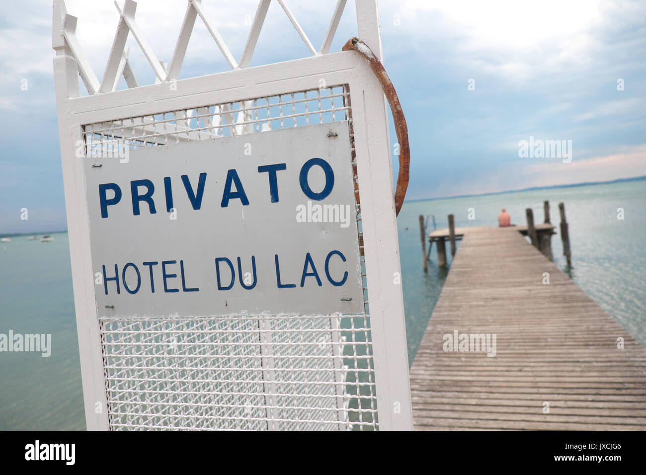 Il lago di Garda, Italia Albergo privato Molo Jetty sulla riva del lago di Garda Foto Stock