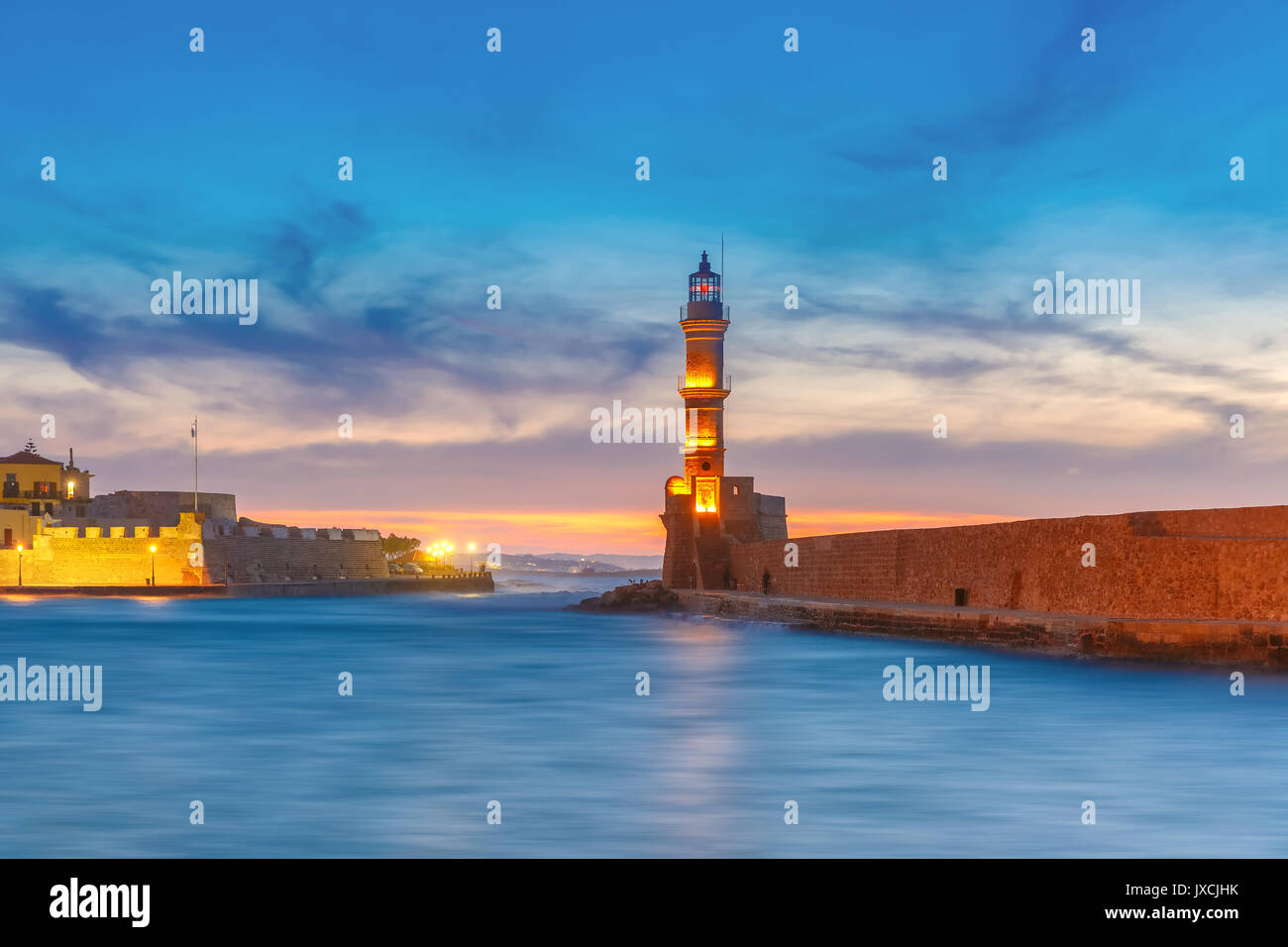 Faro al tramonto, Chania, Creta, Grecia Foto Stock