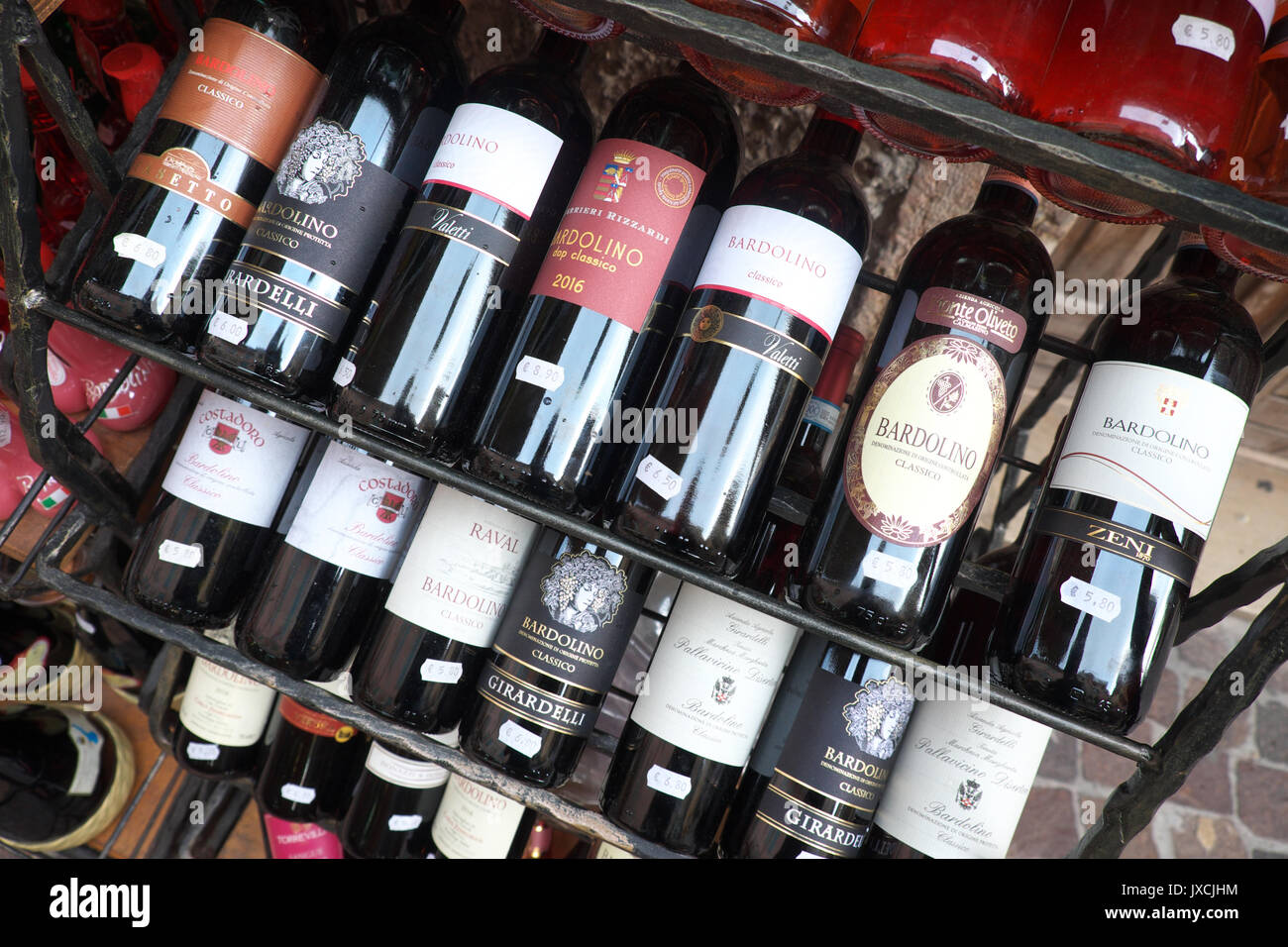 Bardolino, Lago di Garda, Italia bottiglie di Bardolino locale vino rosso in vendita nella città di Bardolino Foto Stock