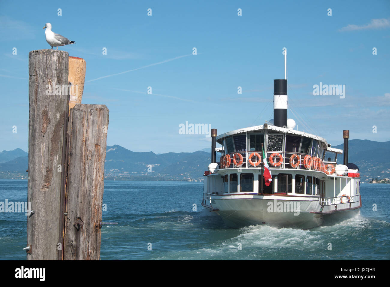 Il lago di Garda, Italia, traghetto in partenza da Bardolino Foto Stock