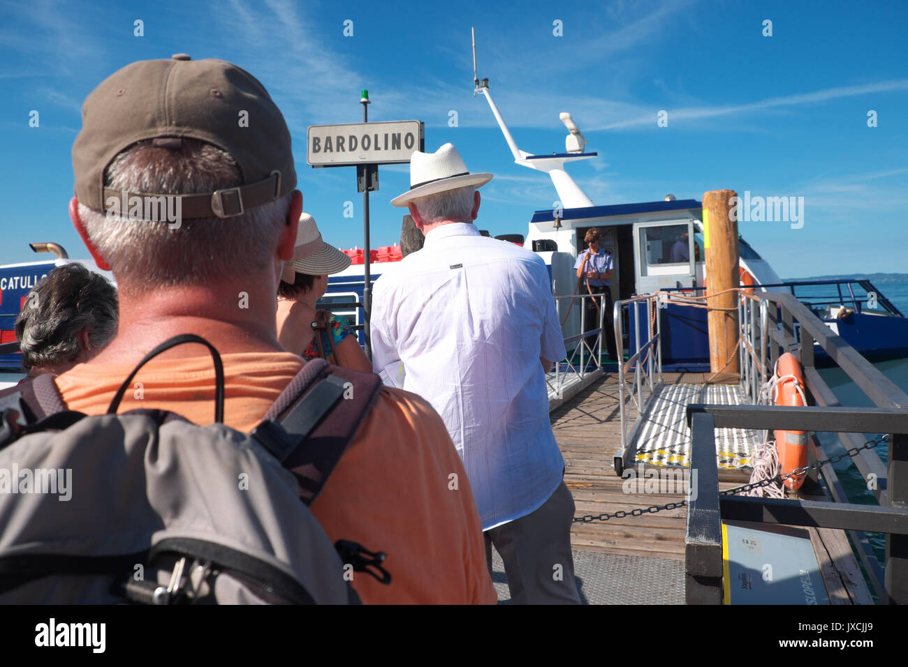Bardolino, Lago di Garda, Italia turisti in attesa di salire a bordo di un traghetto sul lago italiano Foto Stock