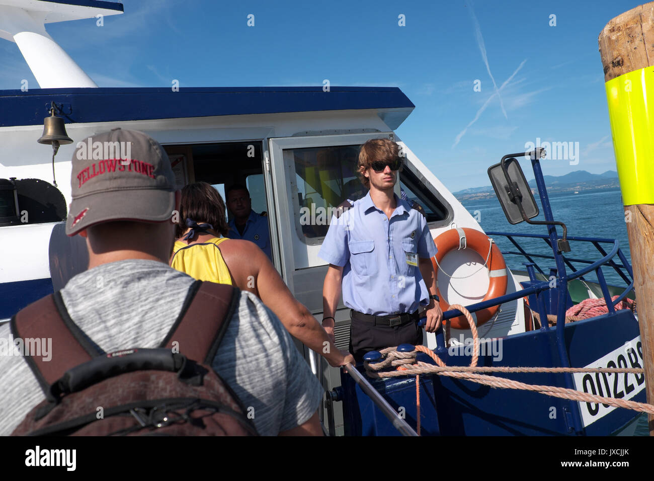 Bardolino, Lago di Garda, Italia turisti in attesa di salire a bordo di un traghetto sul lago italiano Foto Stock