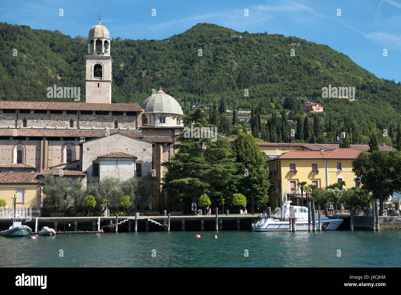 Salo, Lago di Garda, Italia la Cattedrale di Santa Maria Annunziata sorge sul lungomare lake shore Foto Stock