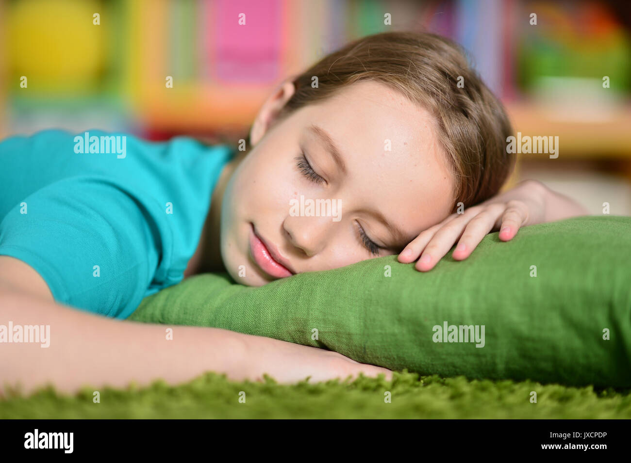 Carino bambina dormire Foto Stock