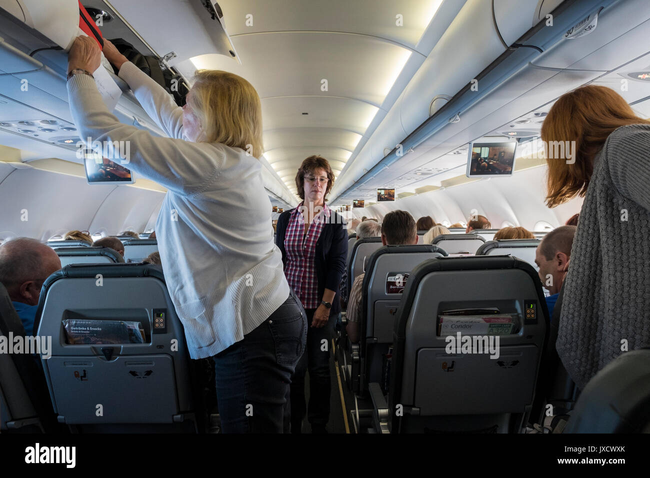 Movimento passeggeri su e giù per il corridoio durante un volo su un condor, Thomas Cook Airlines, volo, Airbus A320, aereo, Foto Stock
