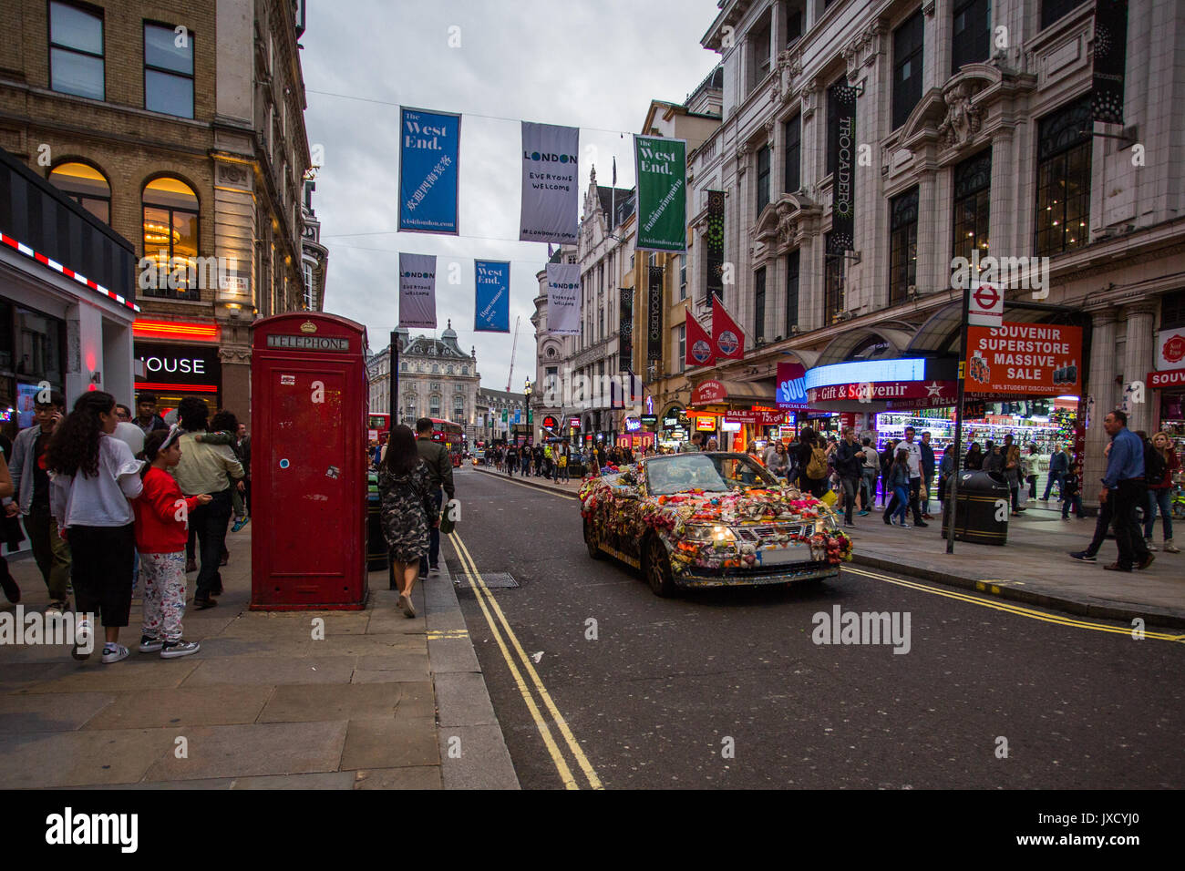 Una vettura che è decorato in un vivace tema Indiano la guida verso il basso Coventry Street e Piccadilly Circus in background in Londra UK. Foto Stock
