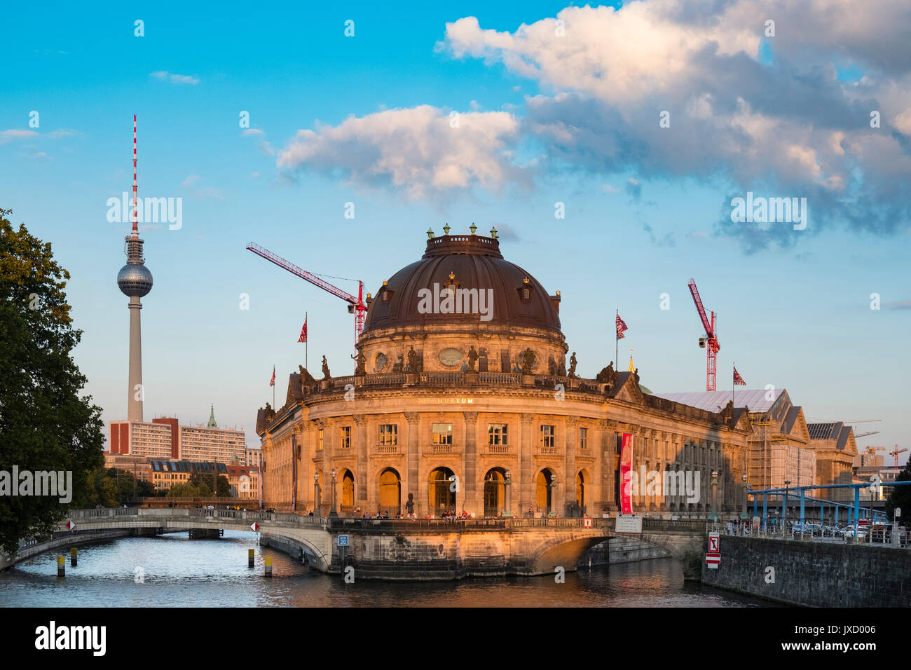 Nella tarda estate del pomeriggio di sole che splende su Bode Museum sull isola dei musei di Berlino, Germania Foto Stock
