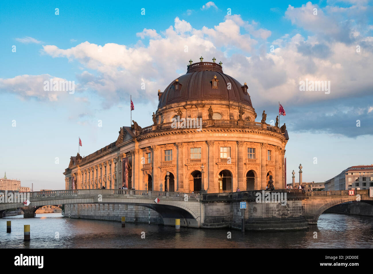 Nella tarda estate del pomeriggio di sole che splende su Bode Museum sull isola dei musei di Berlino, Germania Foto Stock