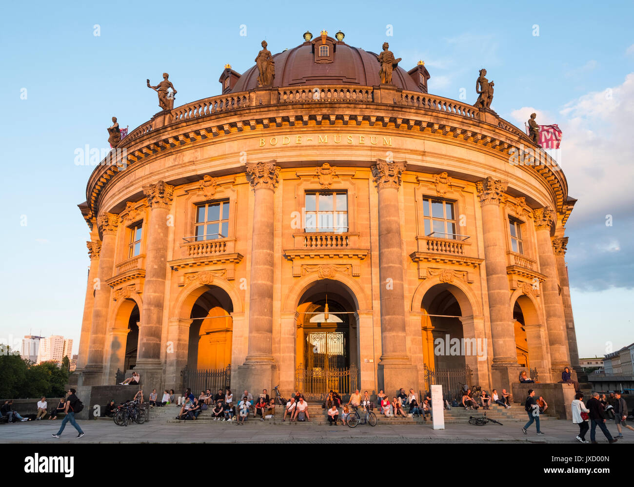 Nella tarda estate del pomeriggio di sole che splende su Bode Museum sull isola dei musei di Berlino, Germania Foto Stock