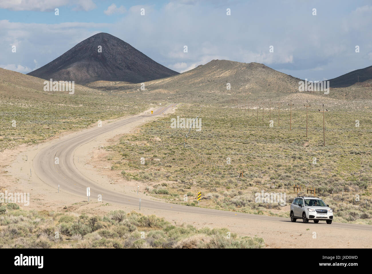 Di seguito auto Saulsbury Vertice sulla Highway 6 in Nevada. Foto Stock