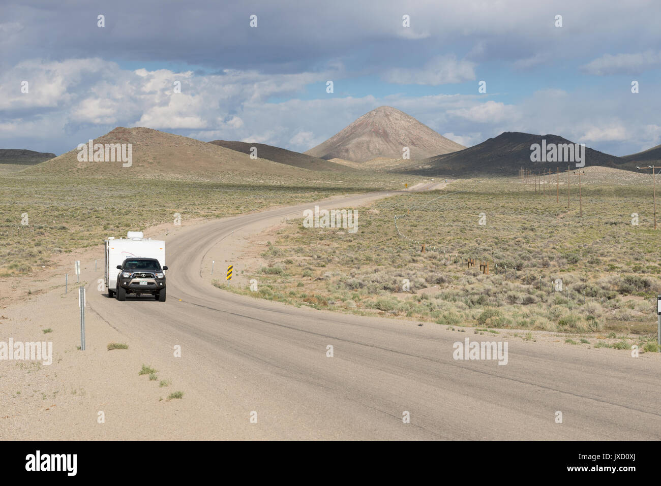 Camion con rimorchio camper sotto Saulsbury Vertice sulla Highway 6 in Nevada. Foto Stock