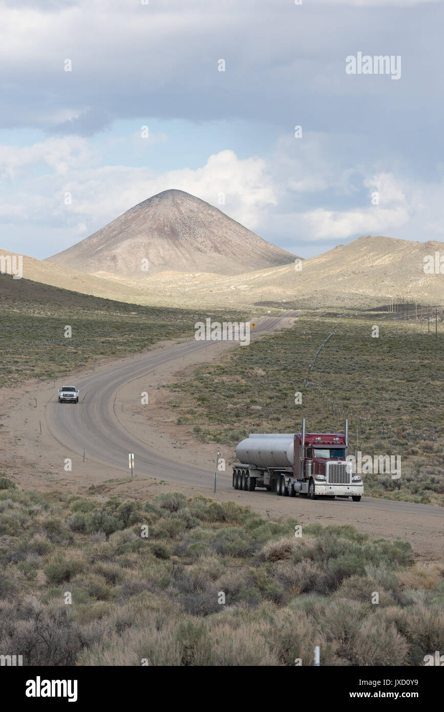 I carrelli sotto Saulsbury Vertice sulla Highway 6 in Nevada. Foto Stock