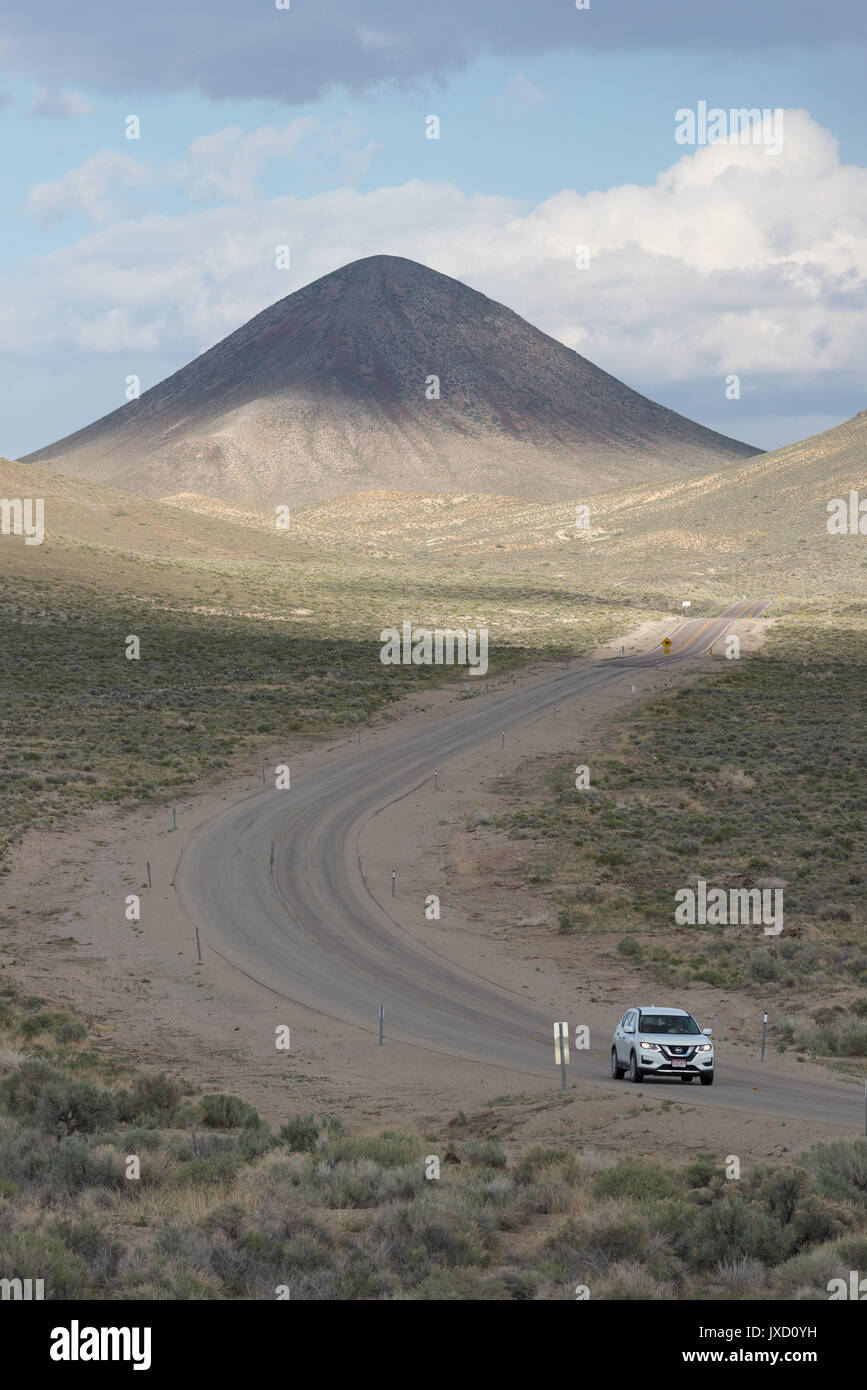 Auto in U.S. Autostrada 6 al di sotto del Vertice Saulsbury in Nevada. Foto Stock