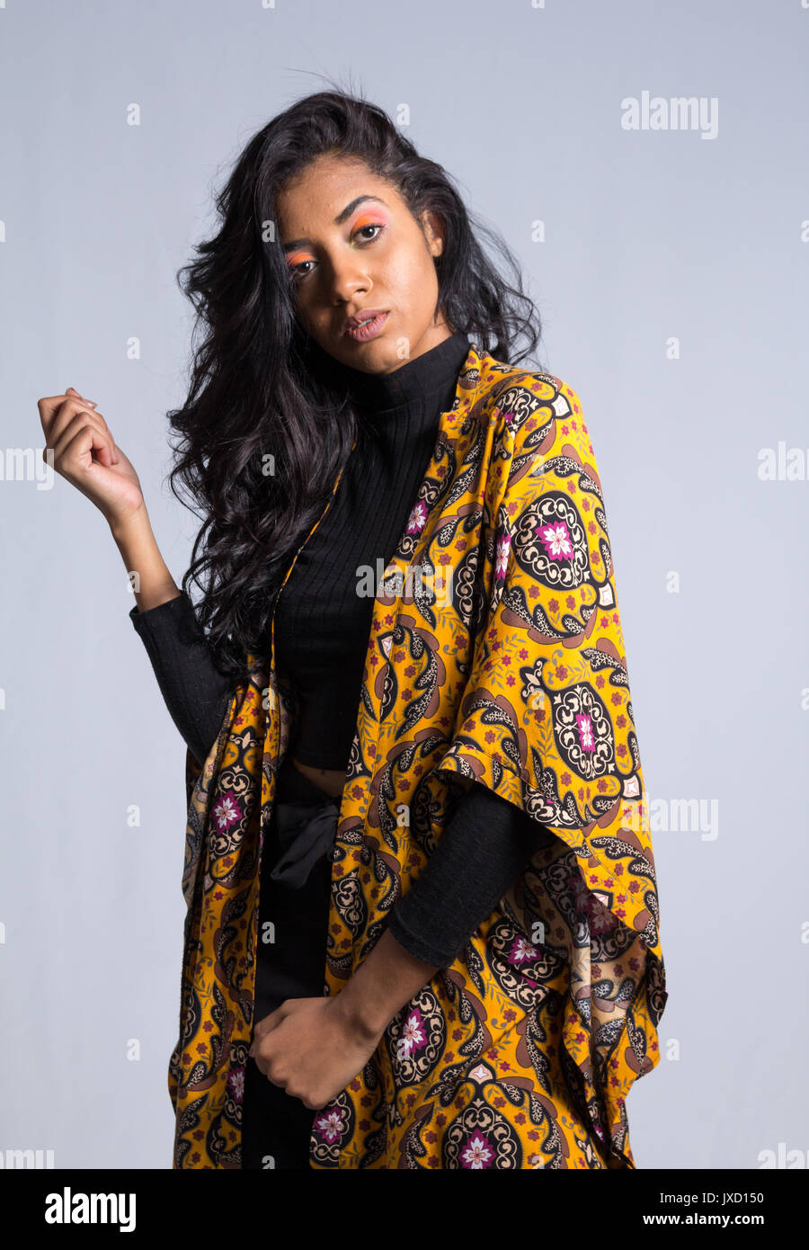 Un sacco di atteggiamento e di fiducia del modello femminile.  Afrodescendant donna indossa nero e giallo abbigliamento. Lei è brasiliana.  Specchio colorato. Moda Foto stock - Alamy