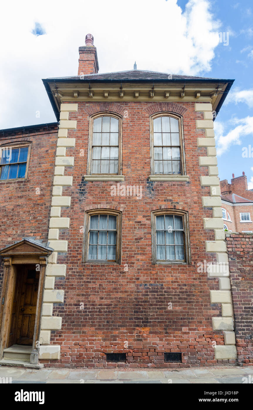 Restringere vecchia casa in mattoni rossi nella cinta muraria, Shrewsbury, Shropshire Foto Stock