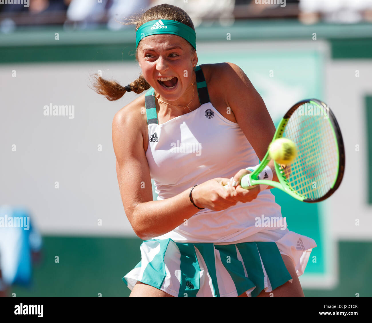 Jelena Ostapenko (LAT) in azione all'aperto francese 2017 Foto Stock