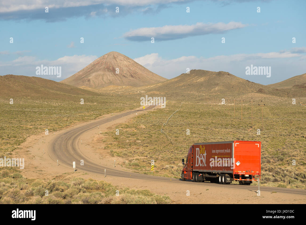 Carrello sotto Saulsbury Vertice sulla Highway 6 in Nevada. Foto Stock