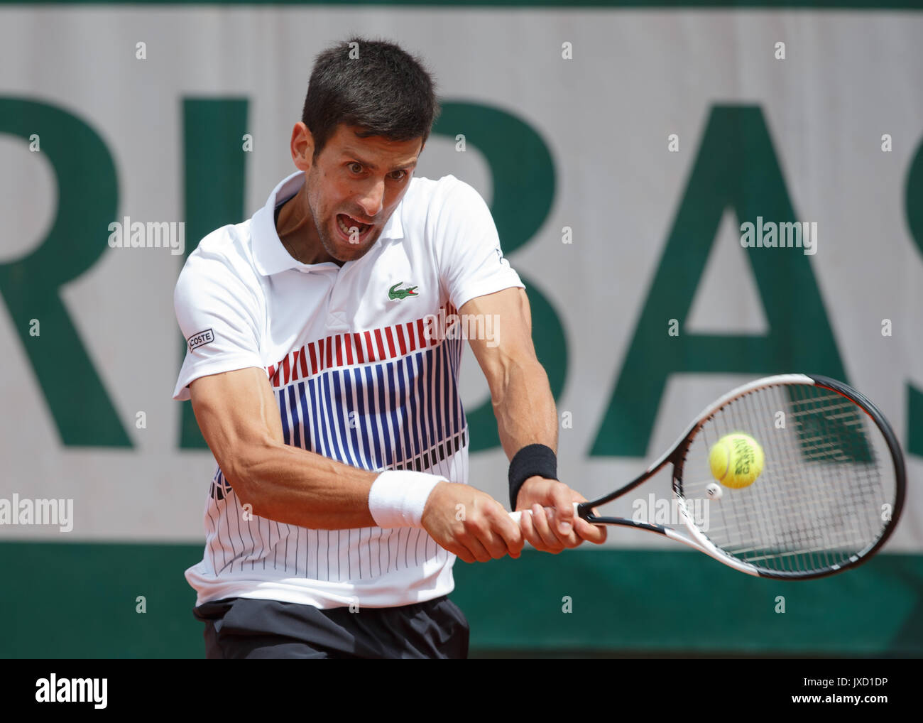 NOVAK Djokovic (SRB) in azione a Roland Garros,Parigi,Francia. Foto Stock