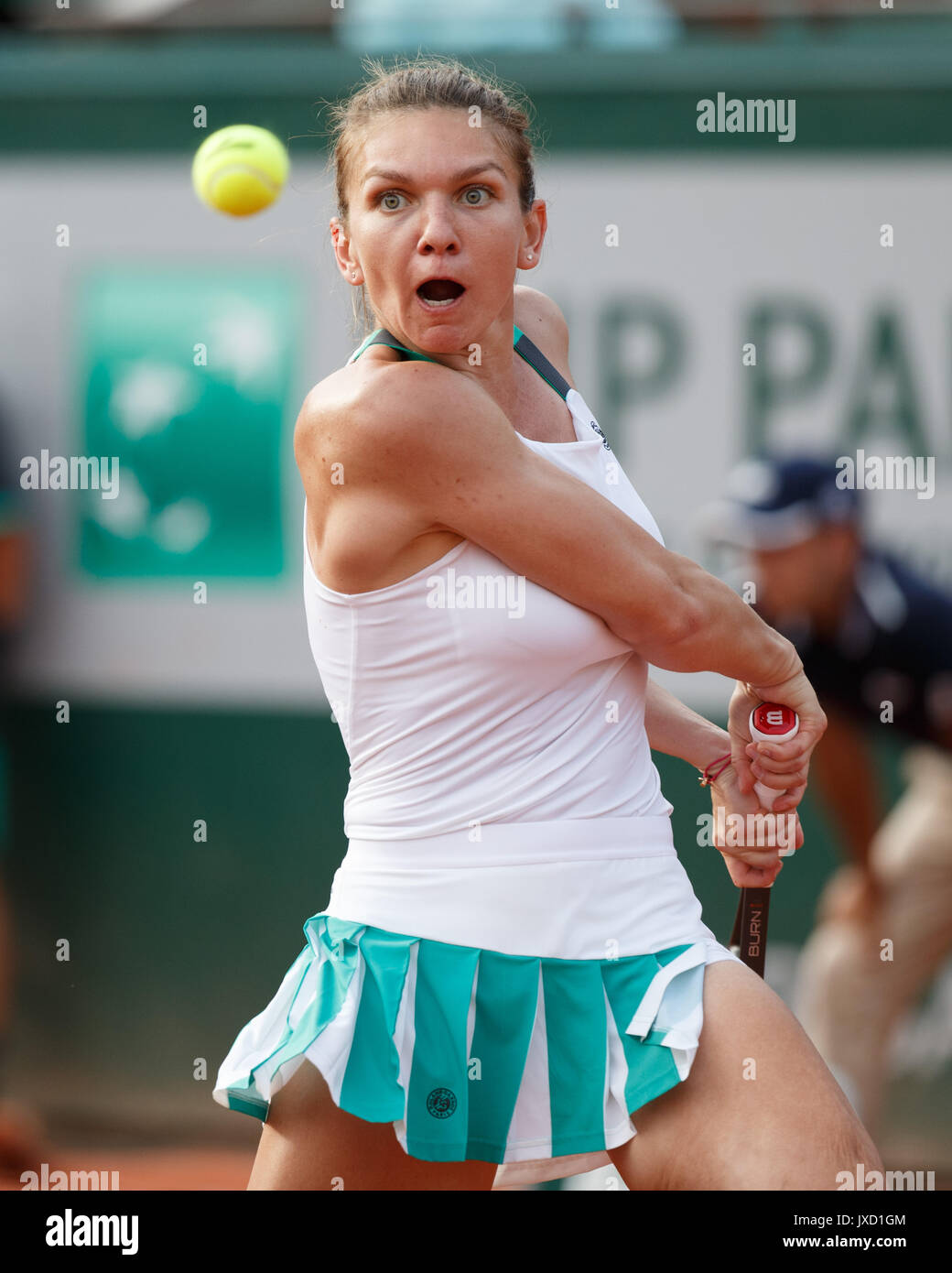 SIMONA HALEP (ROU) in azione a Roland Garros,Parigi,Francia. Foto Stock