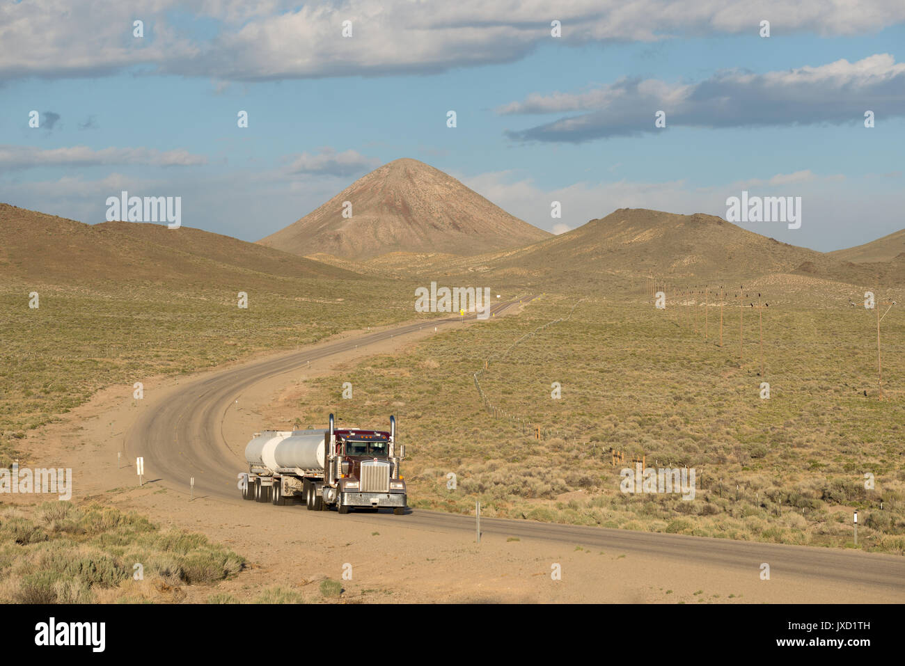 Carrello sotto Saulsbury Vertice sulla Highway 6 in Nevada. Foto Stock