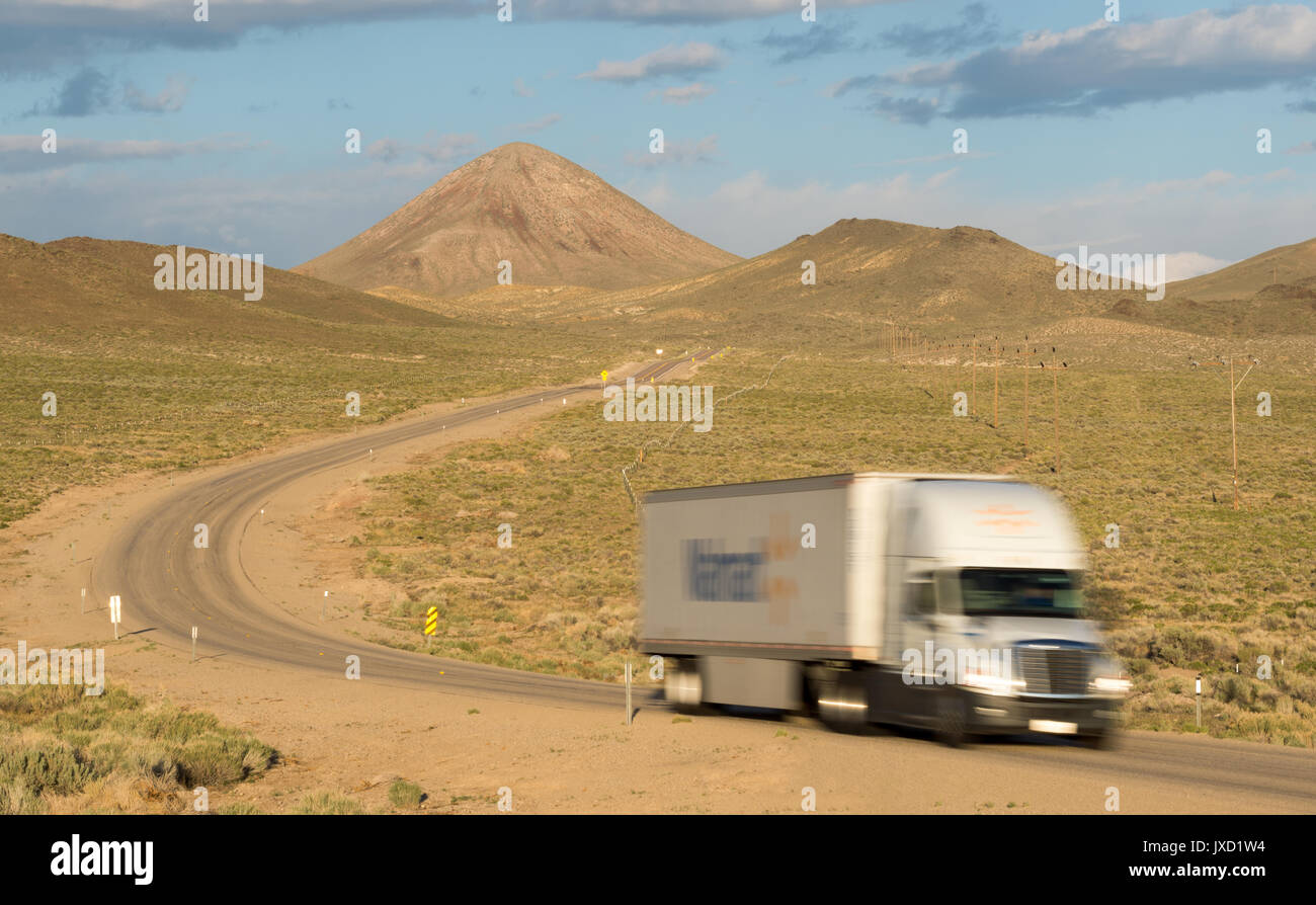 Carrello sotto Saulsbury Vertice sulla Highway 6 in Nevada. Foto Stock