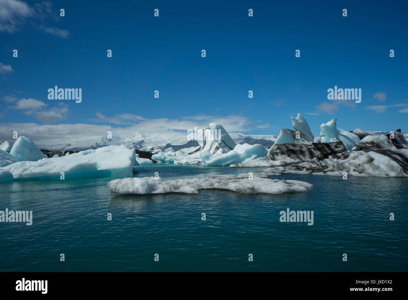 Islanda - gigante di ghiaccio fondente floes drifting sul lago glaciale Foto Stock