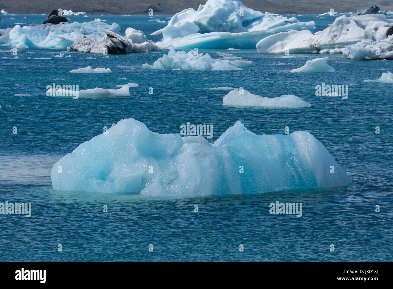 Islanda - turchese crystal clear ice floes spostando verso l'oceano Foto Stock