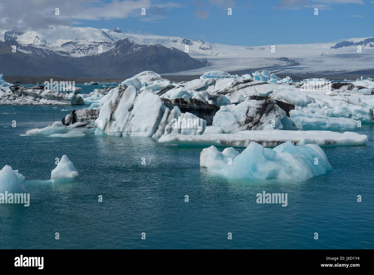 Islanda - Numerosi ice floes prima gigante montagne ghiacciaio Foto Stock