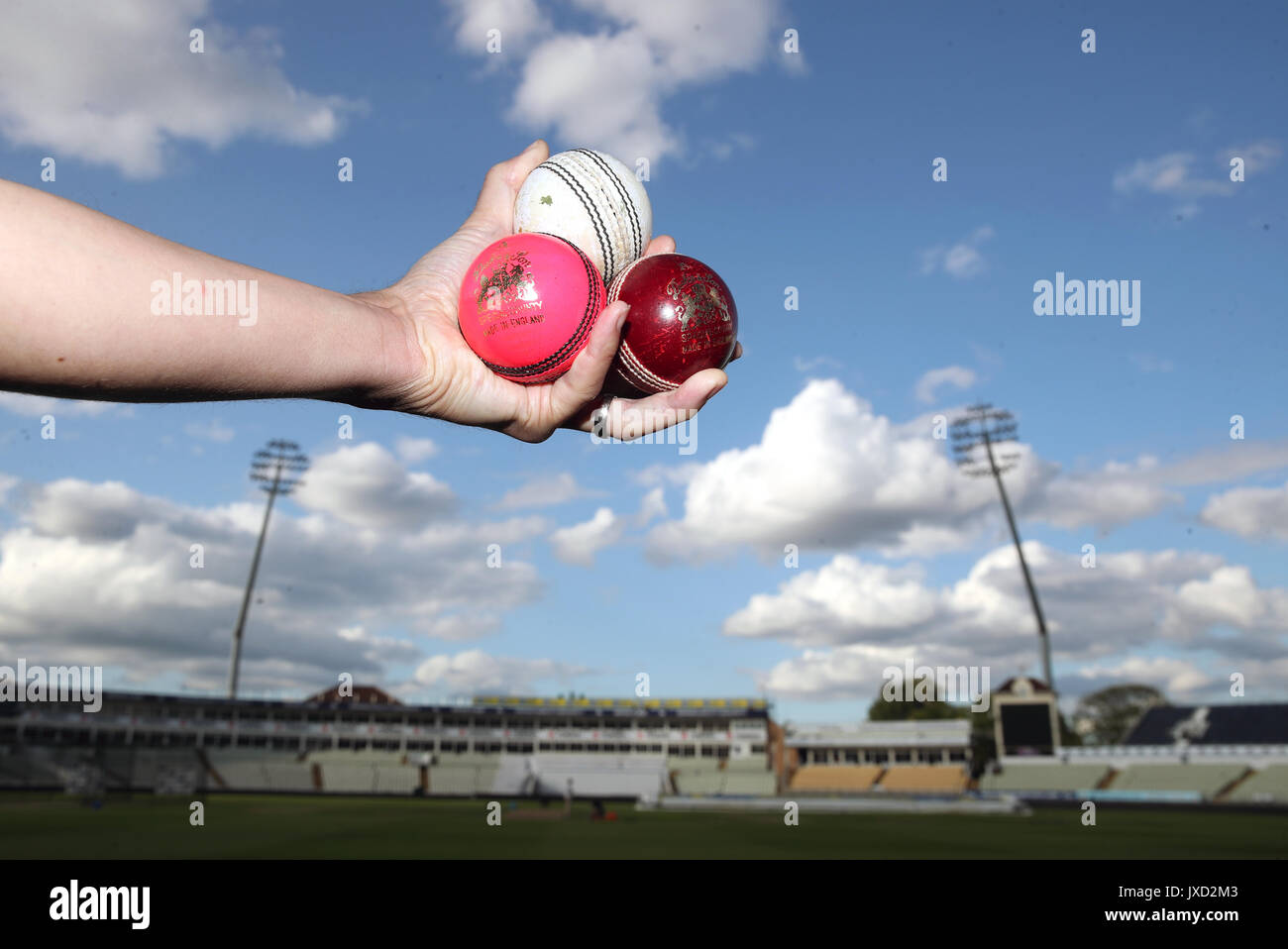 La palla rosa Dukes da utilizzare nella prima giornata di prova notturna durante la sessione di reti a Edgbaston, Birmingham. PREMERE ASSOCIAZIONE foto. Data immagine: Martedì 15 agosto 2017. Vedi storia della PA CRICKET England. Il credito fotografico dovrebbe essere: Nick Potts/PA Wire. Foto Stock