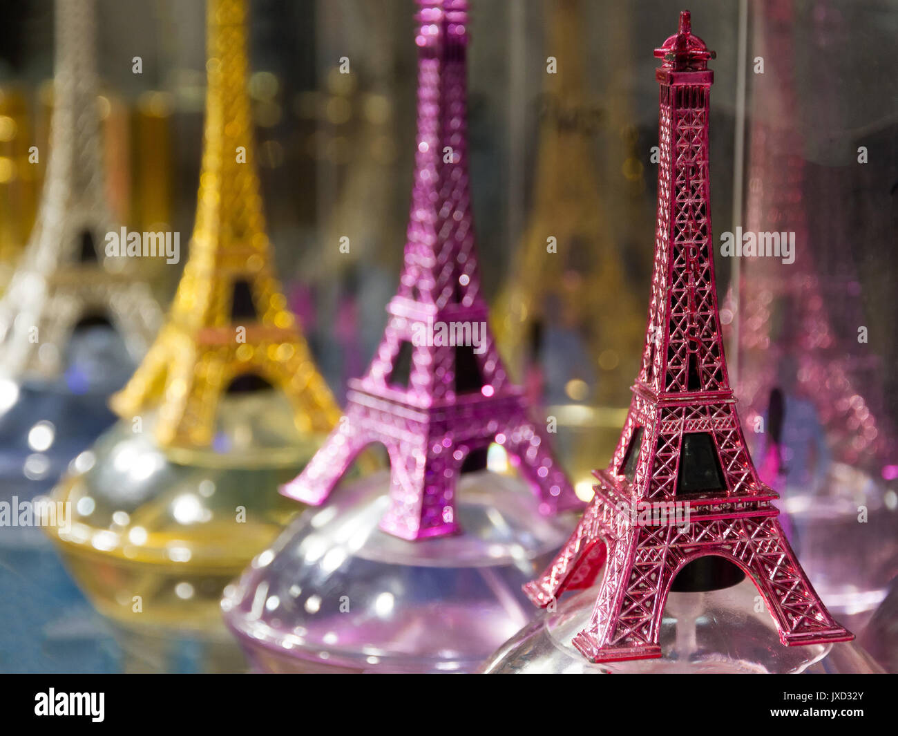Torre Eiffel (Tour de Eiffel) negozio di souvenir per la vendita in un negozio di souvenir a Parigi, Francia Foto Stock