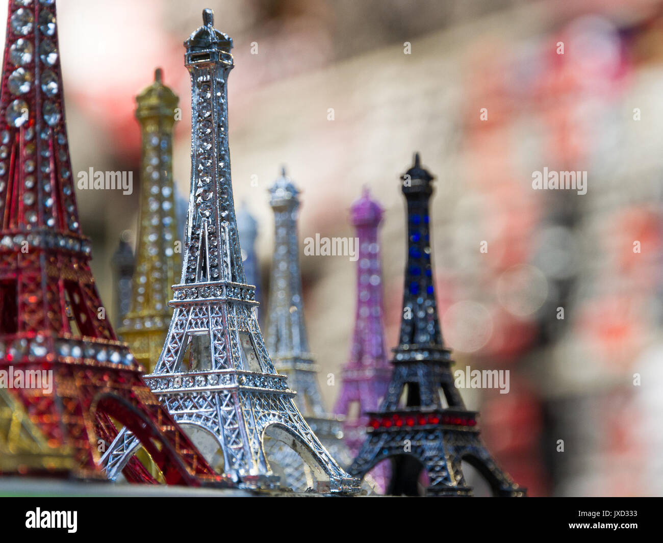 Torre Eiffel (Tour de Eiffel) negozio di souvenir per la vendita in un negozio di souvenir a Parigi, Francia Foto Stock