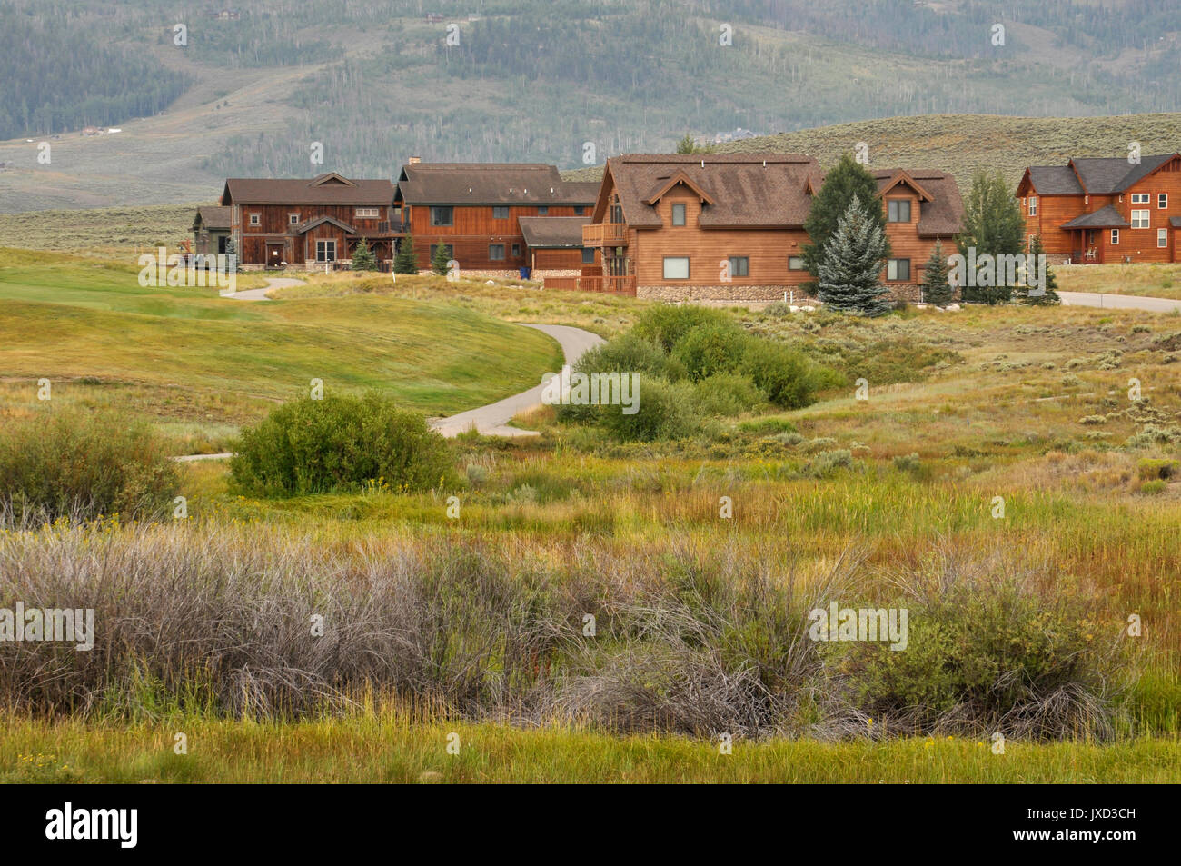 Granby, CO - 12 agosto: tipico stile in legno case in Colorado rurale nelle montagne Rockie preservare. Le case si trovano nei pressi di un campo da golf. Foto Stock