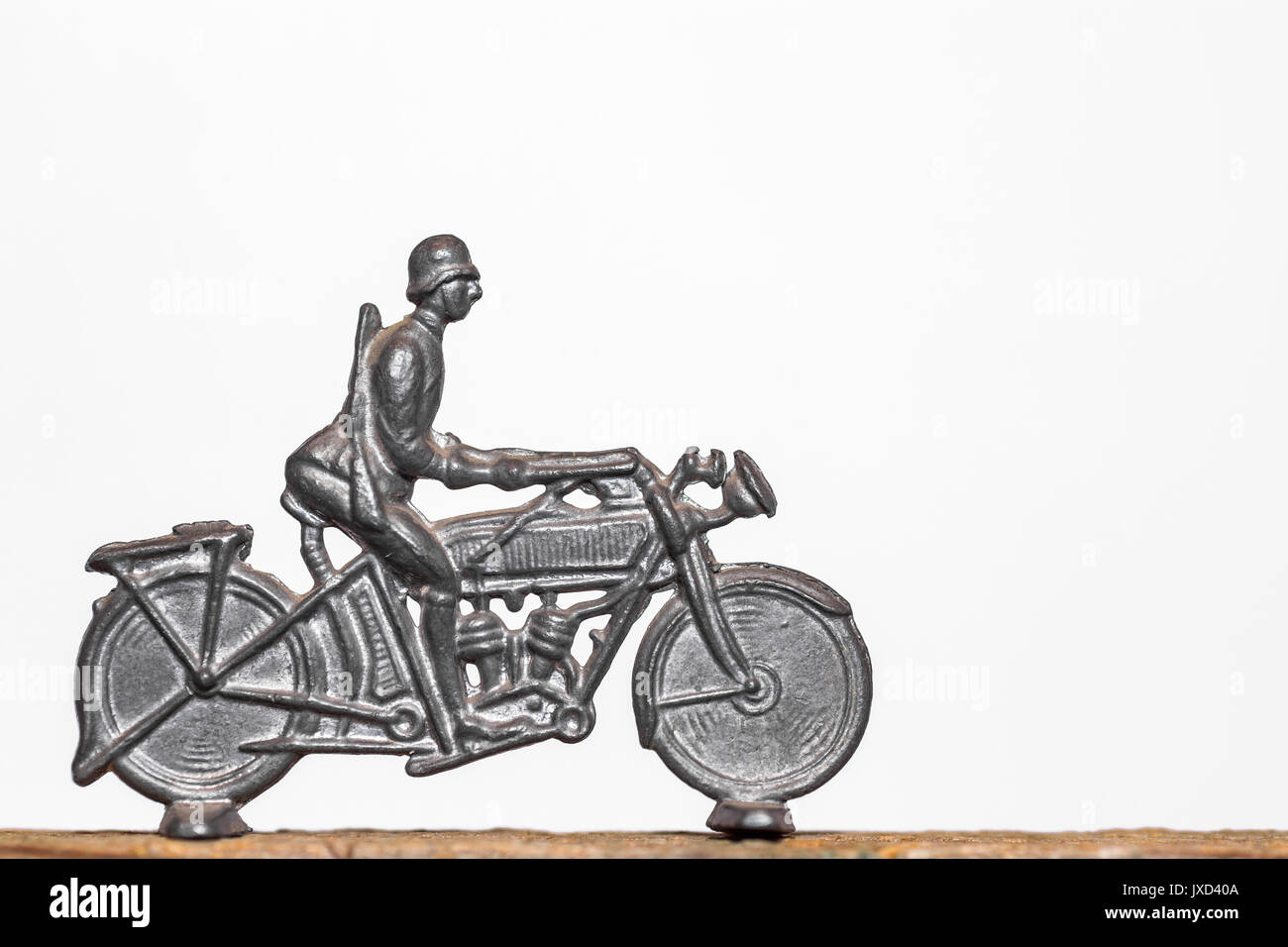 Soldato di stagno sul motociclo Foto Stock