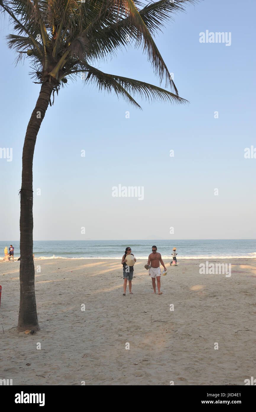 Vista di Hoi An Beach con beachgoers, giovane e Palm tree (Arecaceae). Hoi An. Il Vietnam Foto Stock