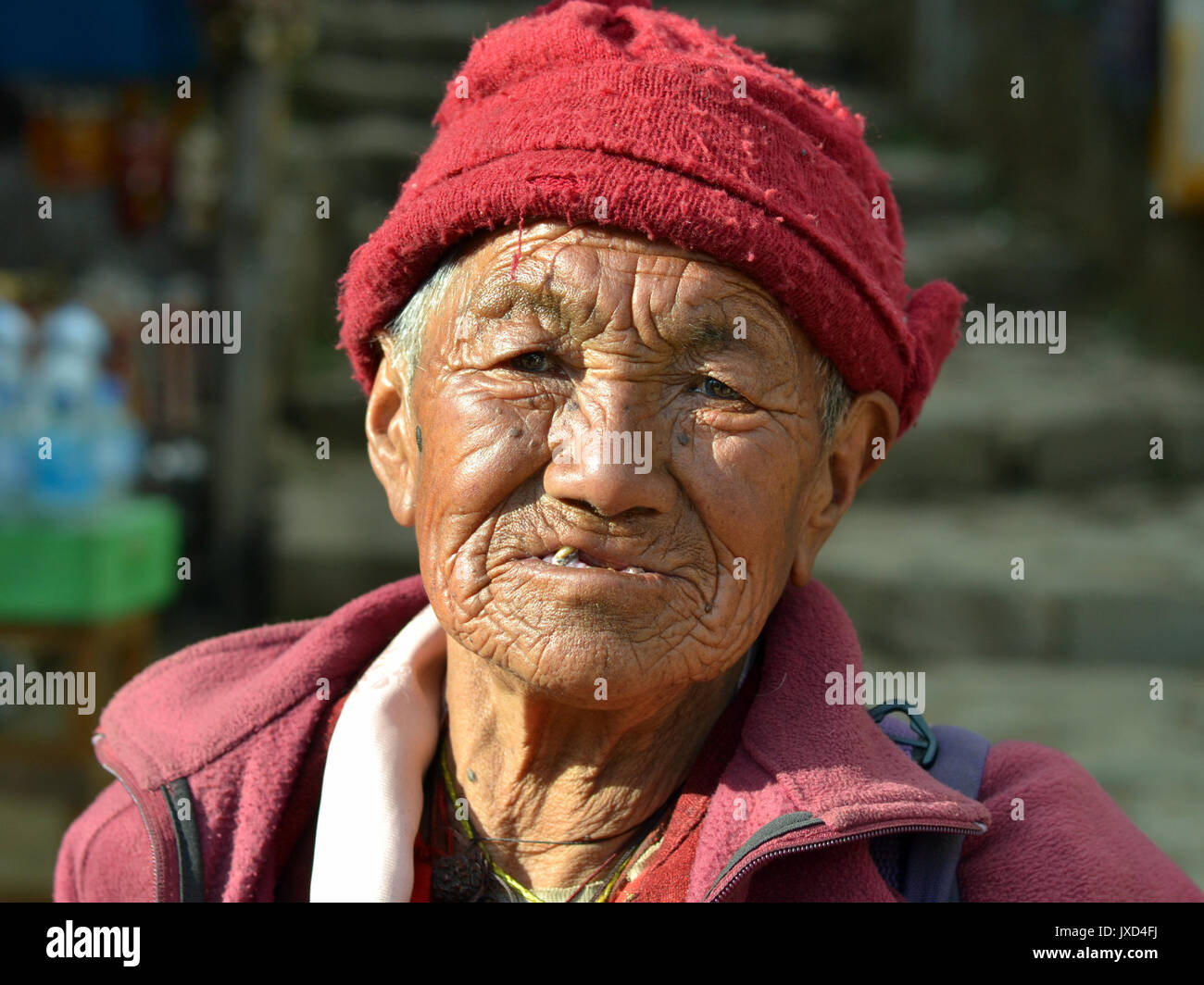 Un buddista tibetano molto vecchio dall'Himalaya pone per la macchina fotografica. Foto Stock