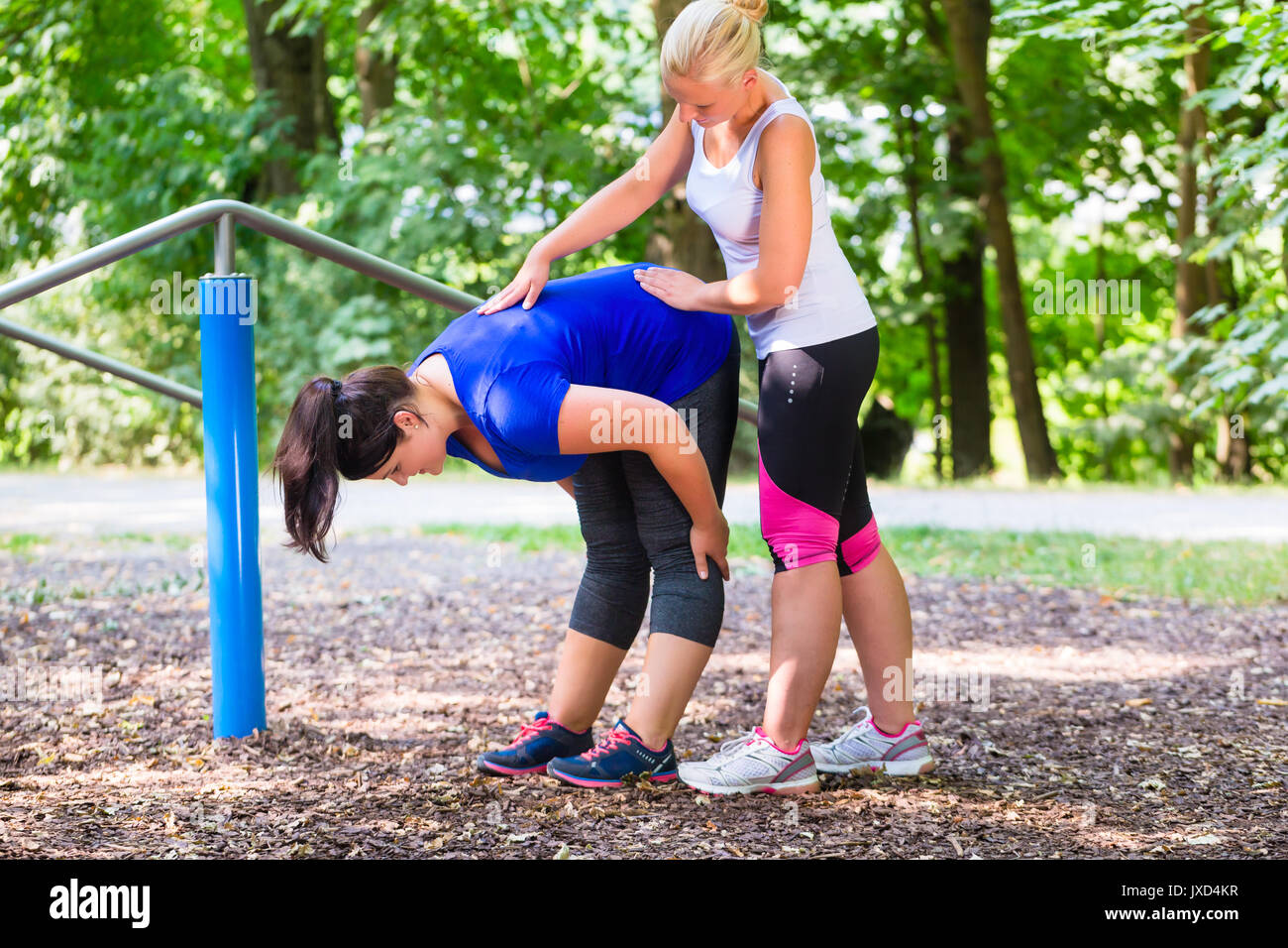 Sottile e sovrappeso donna allenamento insieme Foto Stock